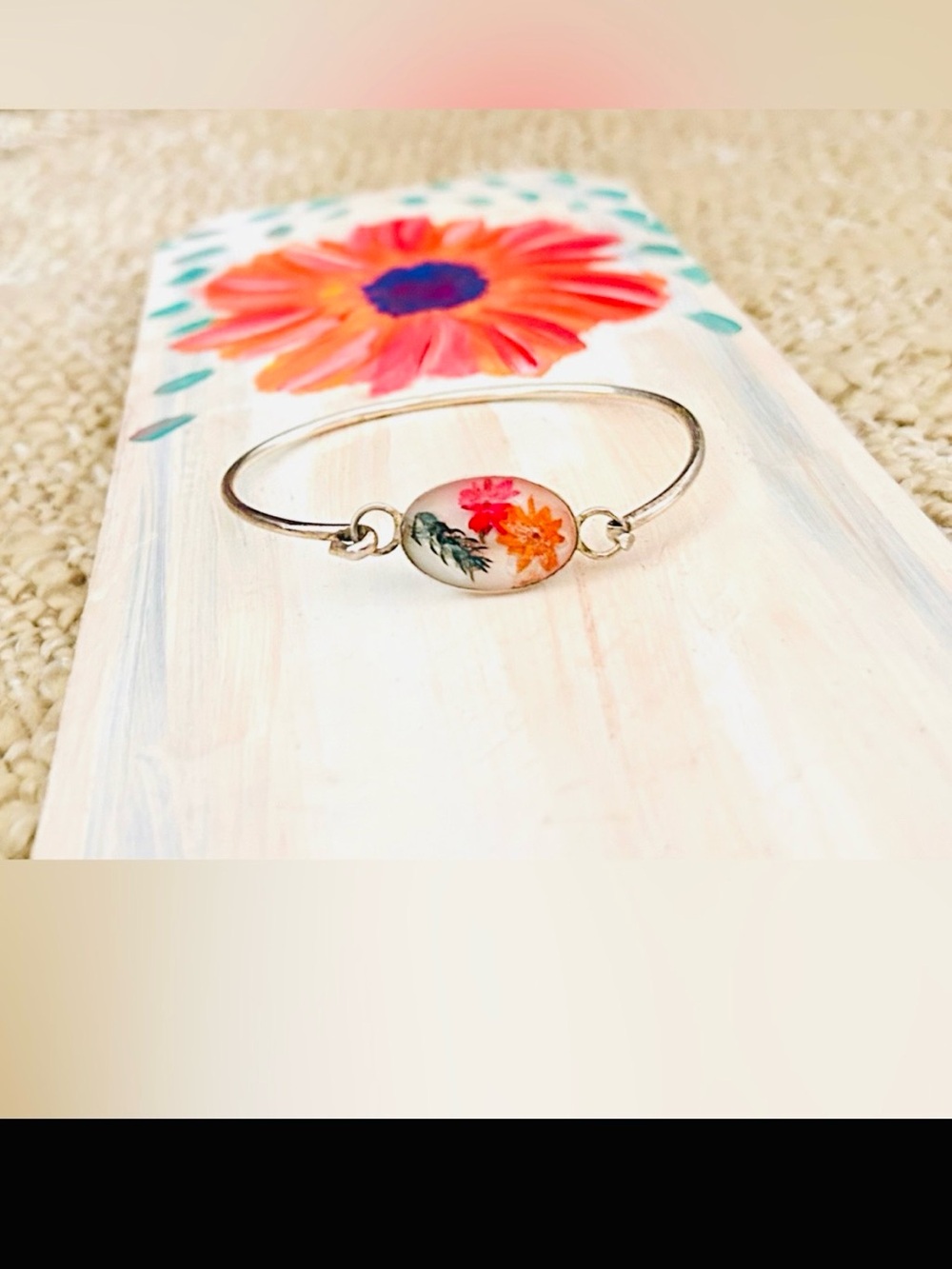 🌺 Silver-Tone Floral Oval Charm Bangle Bracelet - Picture 5 of 6